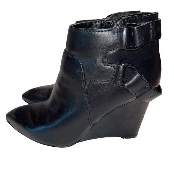 Nine West - black leather wedge heel ankle bootie - size 6 - EUC - Picture 1 of 7
